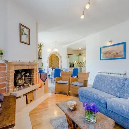 Blue Oasis - Three Bedroom St *